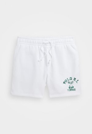 Shorts à taille élastique blanche avec cordon de serrage, poches avant, et texte vert "Polo RL 67 Tennis" avec raquettes de tennis croisées sur la jambe gauche.