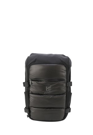 Schwarzer Puffer-Rucksack mit gepolstertem Frontbereich, einem Reißverschlussfach und seitlichen Schnallen. Verfügt über ein Logo auf der Vorderseite und hat ein strukturiertes Design.