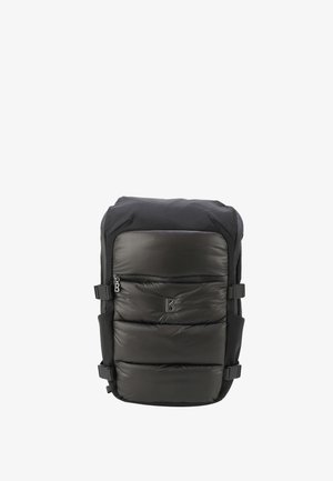 Schwarzer Puffer-Rucksack mit gepolstertem Frontbereich, einem Reißverschlussfach und seitlichen Schnallen. Verfügt über ein Logo auf der Vorderseite und hat ein strukturiertes Design.