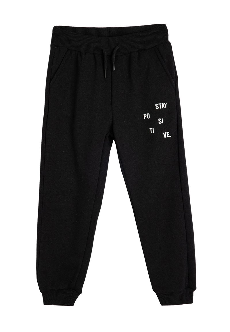 Schwarze Jogginghosen aus weichem Material, mit weißem Text, der "STAY POSITIVE" in verschiedenen Anordnungen zeigt. Enthält Seitentaschen und einen elastischen Abschluss an den Knöcheln.