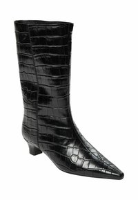 Stivale nero al ginocchio con punta appuntita, realizzato in pelle con texture effetto coccodrillo. Presenta un tacco basso a blocco e una fodera interna liscia.