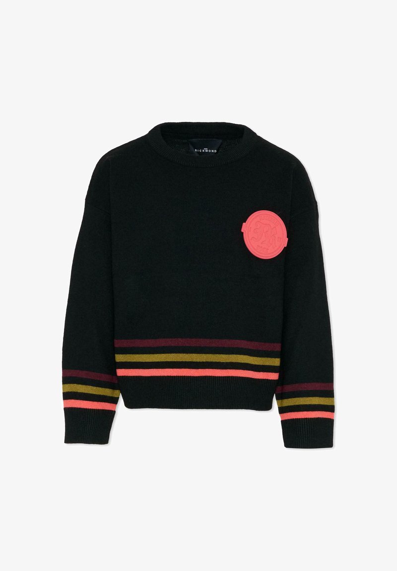 Czarny sweter z dzianiny, z kolorowymi poziomymi paskami w kolorze czerwonym, żółtym i bordo oraz teksturowanym różowym emblematem na piersi.