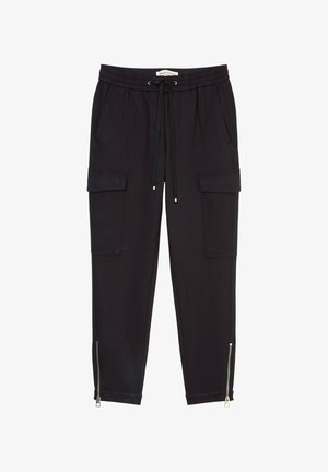 Czarne spodnie dresowe wykonane z miękkiego materiału, z elastycznym pasem, regulowanym sznurkiem, bocznymi kieszeniami cargo i zamkami błyskawicznymi przy kostkach.