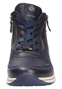 Náměstí kožené kotníkové boty s texturovaným povrchem, kontrastní béžovou podešví, námořnickými tkaničkami a zipovými detaily na stranách. Výrazné značkování High Soft na jazyku.