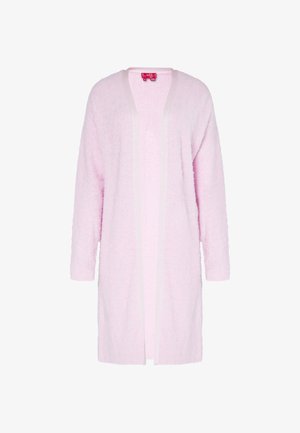 Rózsaszín, bolyhos kardigán hosszú ujjakkal, nyitott elülső résszel és világos szegéllyel. Puha textúrával és térdhosszú fazonban készült.