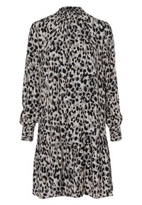 Robe à manches longues et col haut, avec poignets smockés et volant à l'ourlet, présentant un motif léopard noir, gris et beige.
