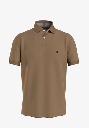 Bruine heren polo met korte mouwen, voorzien van twee witte knopen, een geribbelde kraag en een klein rood-wit-blauw logo op de linkerborst.