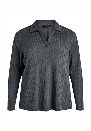 Suéter gris de manga larga con cuello de camisa, que presenta un patrón texturizado de punto de cable y un corte relajado, hecho de una tela suave.