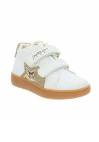 Scarpa da basket sintetica bianca con logo argento, doppie cinghie in velcro e un accento a forma di stella dorata glitterata. Presenta una suola in gomma marrone.
