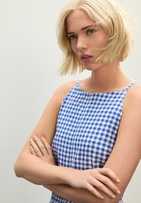 Blau-weißer Karokleid mit ärmellosem Design, rundem Halsausschnitt und taillierter Silhouette. Glattes Gewebe mit einem dezenten Glanz.