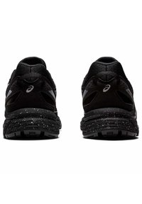 Ein Paar schwarze ASICS Laufschuhe von hinten gezeigt, mit gesprenkelten Zwischensohlen und reflektierenden Logodetails auf einem weißen Hintergrund.