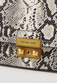 MICHAEL Michael Kors TRIBECA CHAIN - Handtasche - natural