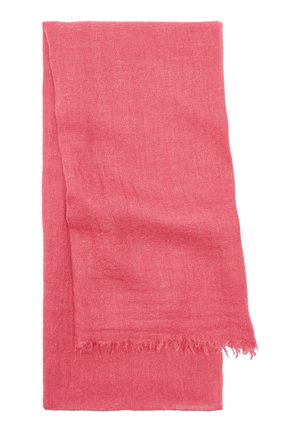 Miękki, różowy, tkany szalik o subtelnej fakturze, luźno złożony, z frędzlami na jednym końcu, prezentowany na białym tle.