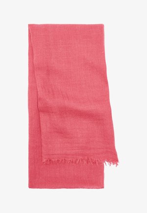 Miękki, różowy, tkany szalik o subtelnej fakturze, luźno złożony, z frędzlami na jednym końcu, prezentowany na białym tle.