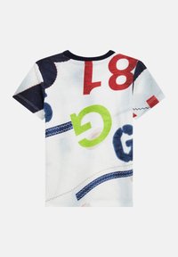 T-shirt in cotone a maniche corte con stampe grafiche multicolori, comprese cifre e lettere, su sfondo bianco, con collo blu navy.