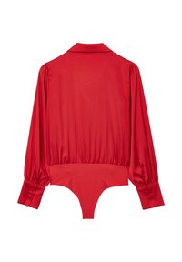 Body in satin rosso con maniche lunghe, colletto e polsini con bottoni. Texture liscia e design aderente che unisce lo stile camicia e lingerie.