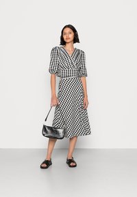 Vero Moda VMKARMA CROPPED WRAP - Blusa - black checks/snow white