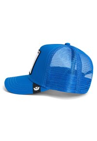 Gorra de camionero de malla azul con visera curva y un pequeño parche negro con el logotipo en el lado cerca de la base de la visera.