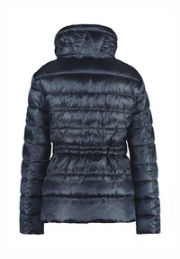 Chaqueta de plumas azul marino con un cuello alto, cintura ajustada y diseño acolchado. Presenta una textura brillante y suave, y mangas largas.