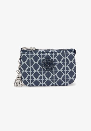 Navyblaue Stofftasche mit hellgrau geometrischem Muster, Reißverschluss, runder Logopatch und einem silbernen Charm-Akzent.