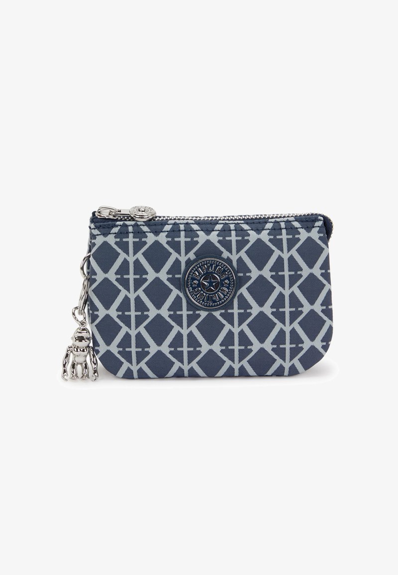 Navyblauwe stoffen zak met lichtgrijze geometrische patroon, ritssluiting, cirkelvormig logo patch en een zilveren charm accent.