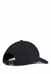 Svart baseballkeps i tyg, med en rund krona och en platt skärm. Justerbar metallspänne bak för storleksanpassning.