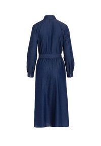 Sukienka dżinsowa w ciemnoniebieskim kolorze, z kołnierzykiem, długimi rękawami, paskiem w talii oraz długości do kolan w kształcie litery A.