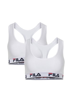 Dwa białe sportowe staniki FILA z tyłem typu racerback i markowymi elastycznymi taśmami w kolorach czerwonym, białym i czarnym, wyświetlone na jednolitym tle.