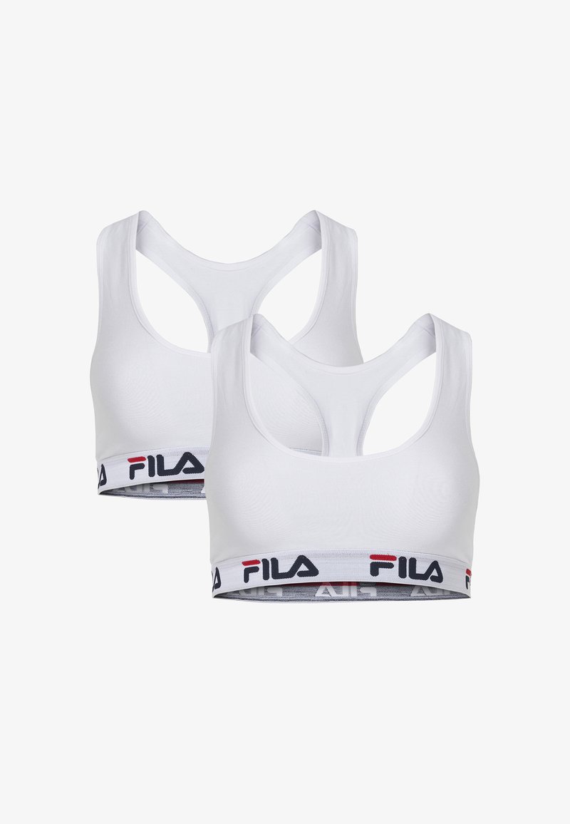 Deux soutiens-gorge de sport FILA blancs avec un design dos nageur et des bandes élastiques de marque en rouge, blanc et noir, présentés sur un fond uni.