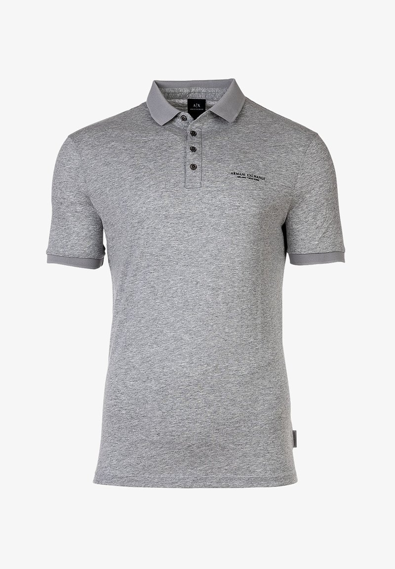 Pilkas polo marškinėlis, pagamintas iš minkštos medvilnės mišinio, turi apykaklę, tris mygtukus ir kontrastingas pilkas detales ant rankovių. Rodyklė "Armani Exchange" logotipo.