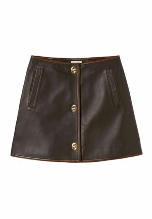 Mini-jupe en cuir brun avec une coupe droite, boutons dorés sur le devant et poches latérales avec un bord contrasté.