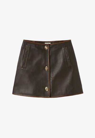 Mini-jupe en cuir brun avec une coupe droite, boutons dorés sur le devant et poches latérales avec un bord contrasté.