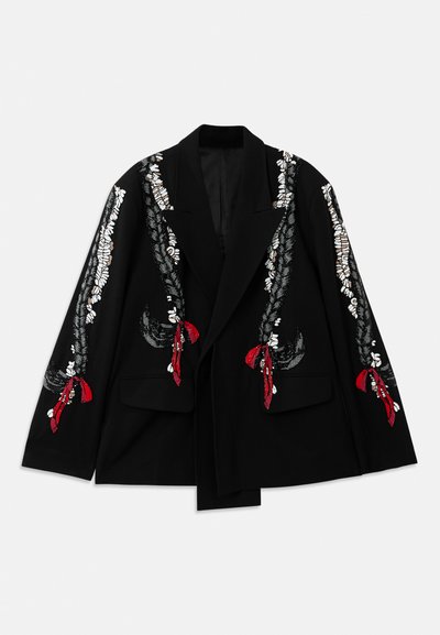 Schwarze Blazer mit bestickten Blumen- und Bänderdetails an den Ärmeln, ausgestattet mit einem klassischen Reverskragen und zwei vorderen Taschen.