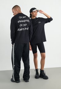 YOURTURN UNISEX - Tops ar garām piedurknēm - black