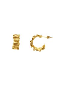 Gylne hoop øredobber med en bølgete, teksturert design. Den ene er en vridd ring, og den andre er en åpen hoop med en bølgete kant.