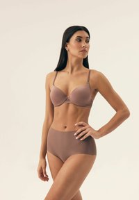 Brązowy stanik bezszwowy z regulowanymi ramiączkami i dopasowanymi majtkami o wysokim stanie. Gładka tekstura, dopasowany krój, minimalne detale.