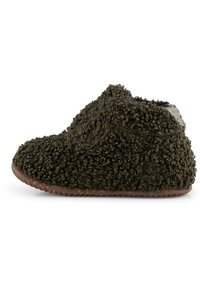 Mörkgrön slip-on-toffel gjord av strukturerat, fluffigt material med en brun gummisula och låg klack, med en enkel design.