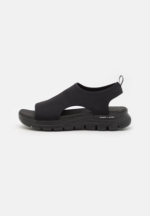 Sort åben tå sandal med tyk sål, slip-on design, sideudskæringer og en fleksibel, polstret fodseng mærket "FLEX - LITE".