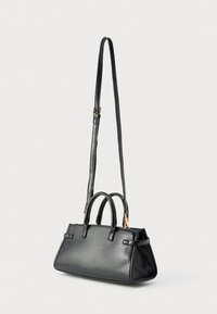 Μαύρη τσάντα χειρός από δέρμα με δομημένη σιλουέτα, διπλές χειρολαβές στο πάνω μέρος και ρυθμιζόμενο μακρύ λουρί. Διαθέτει ομαλή υφή και διακριτική λάμψη.