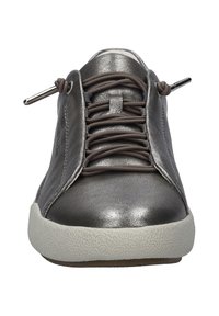 Harmaa metallinhohtoinen nahkakenkä, jossa on joustavat nauhat, hopeiset yksityiskohdat ja teksturoitu valkoinen kumipohja. Minimalistinen muotoilu, pyöristetty kärki.