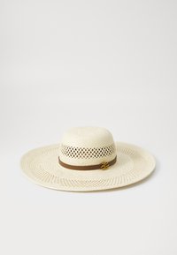 Breiter Strohhut in Creme mit einem stilvollen braunen Band und einem metallischen Akzent. Strukturiertes Design mit Perforationen für Atmungsaktivität.