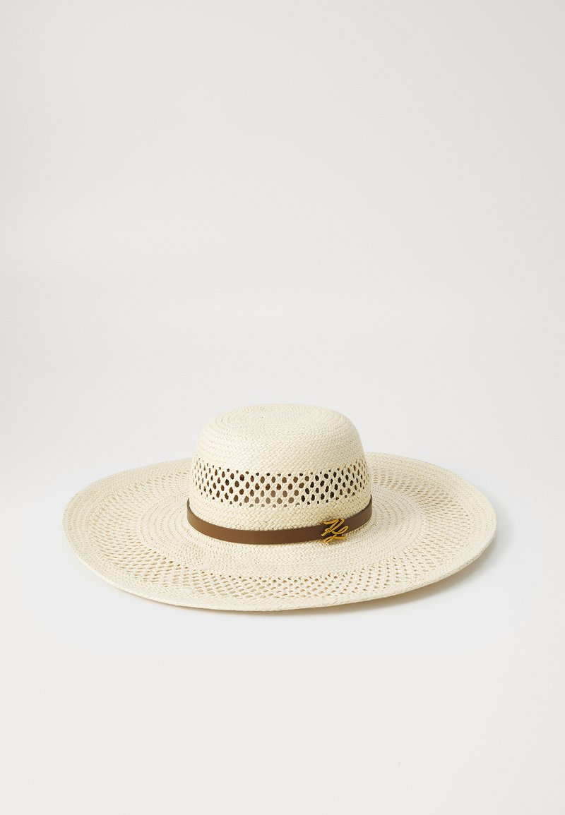 Breiter Strohhut in Creme mit einem stilvollen braunen Band und einem metallischen Akzent. Strukturiertes Design mit Perforationen für Atmungsaktivität.