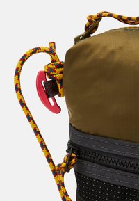 Klättermusen MULTISLOTS BAG UNISEX - Keresztpántos táska - olive
