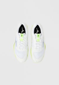 Λευκά αθλητικά παπούτσια με επάνω μέρος από δίχτυ, νέον πράσινες λεπτομέρειες, μπλε διακοσμήσεις και μαύρες εσωτερικές σόλες με λογότυπο. Σχέδιο με κορδόνια και στρογγυλεμένη μύτη.