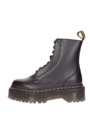 Botte de combat noire en cuir avec semelle épaisse translucide, couture jaune et languette de traction marquée à l'arrière.