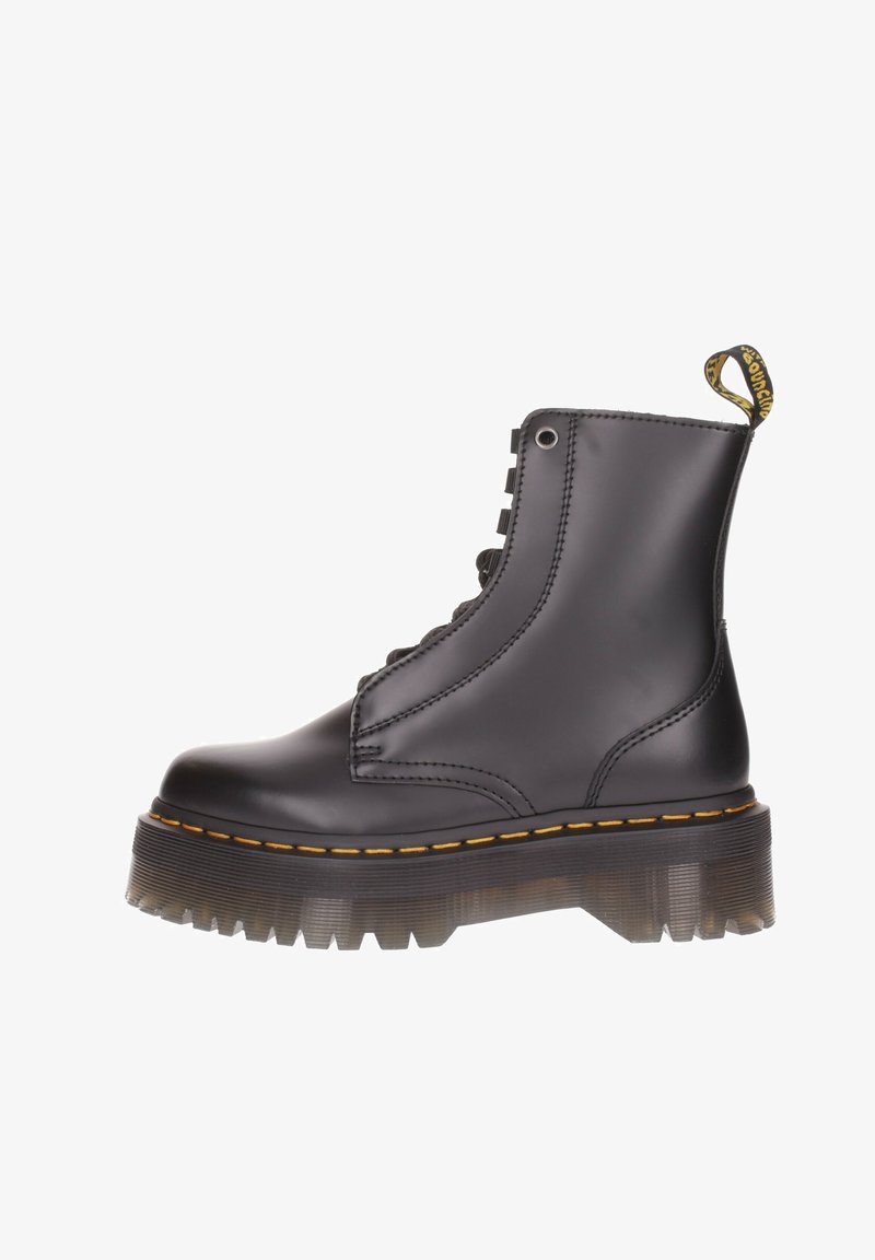 Botte de combat noire en cuir avec semelle épaisse translucide, couture jaune et languette de traction marquée à l'arrière.