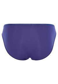 Lila Schwimmslips aus glattem, elastischem Stoff. Merkmale ein nahtloses Design mit einem niedrig geschnittenen Schnitt und ohne sichtbare Hardware oder Akzente.