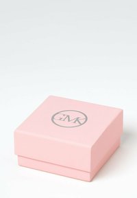 Rosa pappask med en silverfärgad rund logotyp som visar bokstäverna "GMK" på toppen. Fyrkantig form med en slät yta.