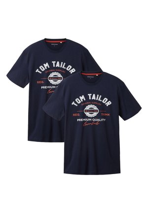 Marineblaue Baumwoll-T-Shirts mit kurzen Ärmeln, Rundhalsausschnitt und einem Frontdruck, der "TOM TAILOR" und "Premiumqualität" in kontrastierendem Weiß und Rot zeigt.