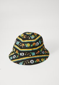 Chapéu de balde feito de tecido preto, apresentando padrões florais coloridos e de bola oito, com riscas horizontais em amarelo e turquesa.